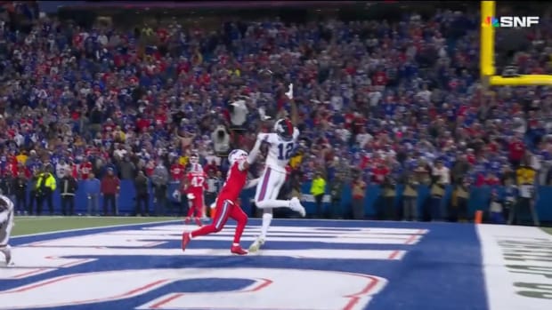 Giants tight end Darren Waller (right) and Bills cornerback Taron Johnson (left).